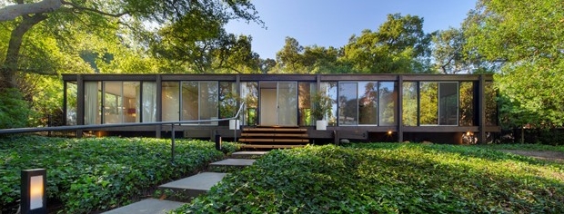 Craig Ellwood Architectural Pasadena House embraced with glass walls.