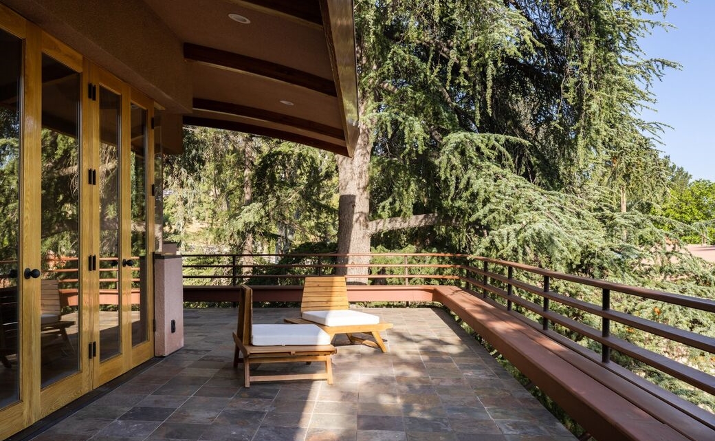 La Crescenta Eric Lloyd Wright the Wystrach-Adams Residence offers breathtaking views.