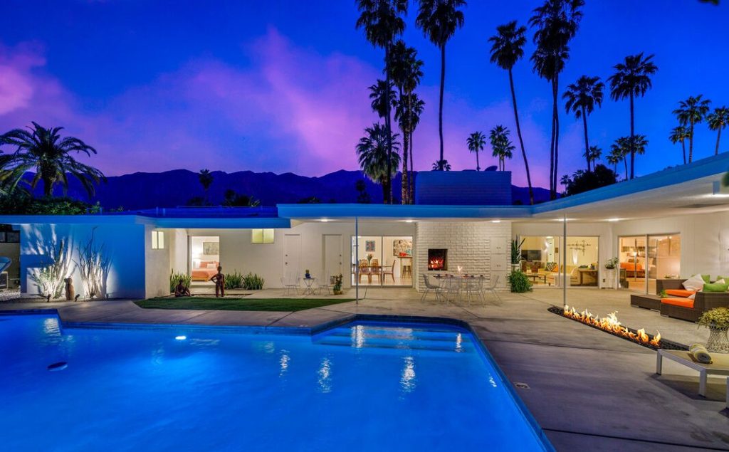 Palm Springs Quintessential mid-century modern Pascal House brilliant swimming pool yard