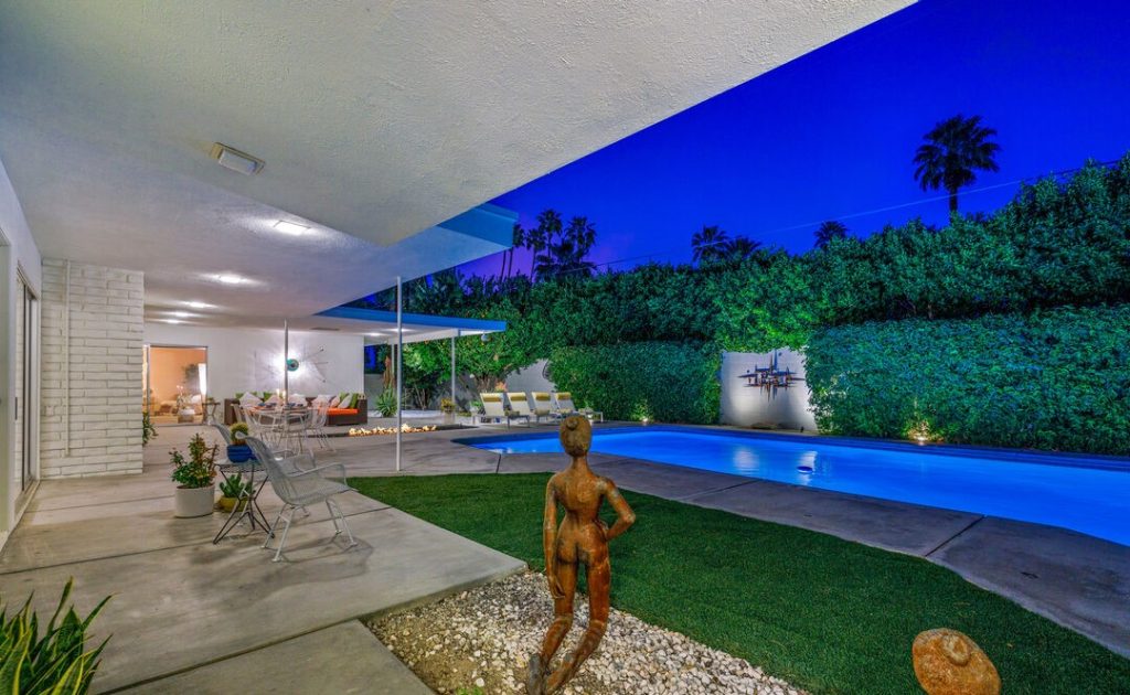 Palm Springs Quintessential mid-century modern Pascal House magnificent pool yard