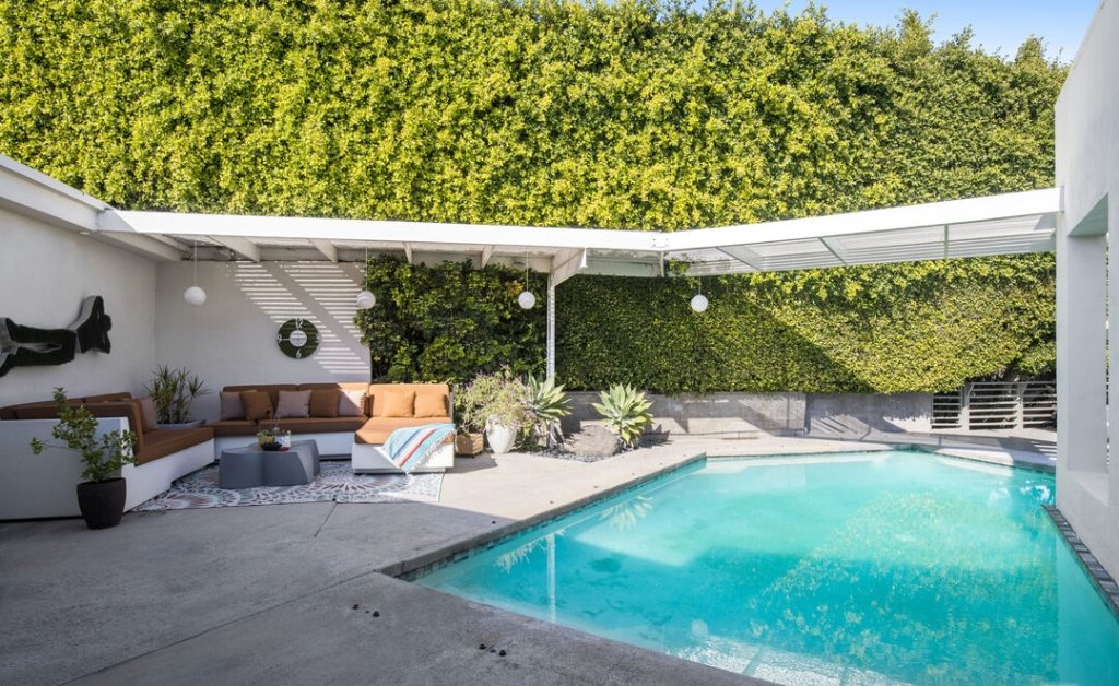 Holmby Hills 1958 Hal Levitt Reimagined by Assembledge+ magnificent period pool yard. Amazing deck and pool designs.