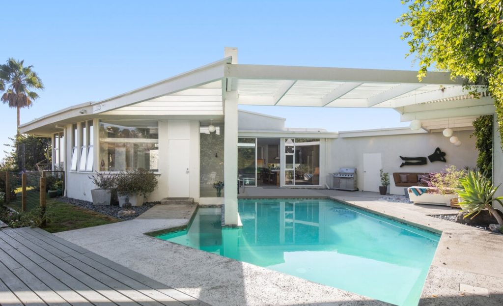 Holmby Hills 1958 Hal Levitt Reimagined by Assembledge+ magnificent period pool yard. Amazing deck and pool designs.