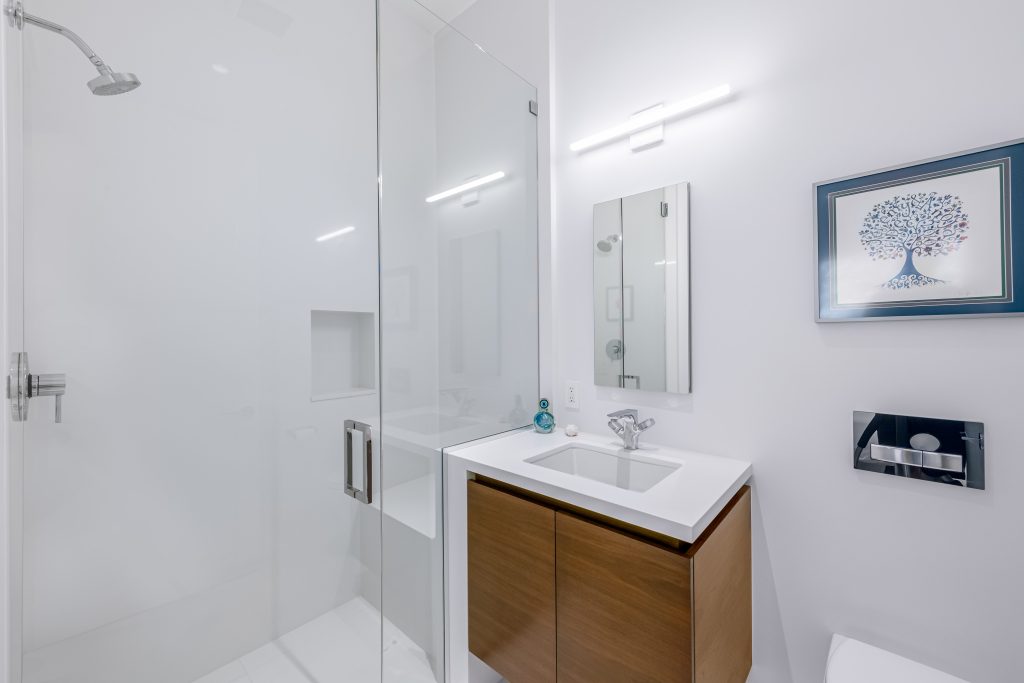 Hollywood Hills Exceptional Classic white throughout with large glass enclosed shower