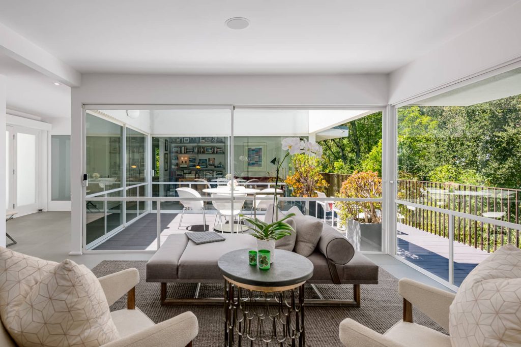 Classic white with clean lines . The home features wall of glass and skylights throughout leaving the house awash in natural sunlight. 