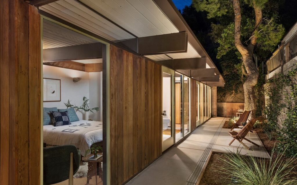 Glendale Ray Kappe's Horizontal massings of redwood siding and unpainted masonry block give privacy to a glass walled pavilion.