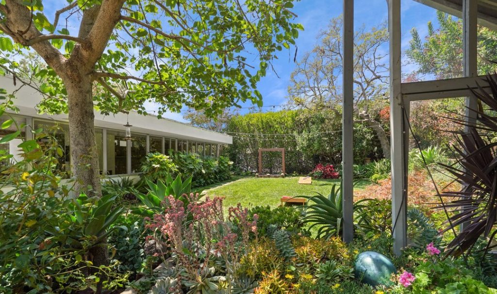 Amazing lush expansive grounds in thisLos Feliz Raphael Soriano, the Lukens Home