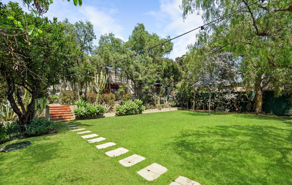 Amazing lush expansive grounds in thisLos Feliz Raphael Soriano, the Lukens Home