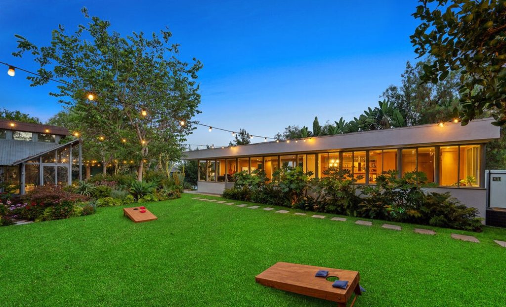 Amazing lush expansive grounds in thisLos Feliz Raphael Soriano, the Lukens Home