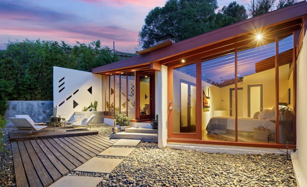 Hollywood Hills The Bergren Residence by John Lautner Hollywood Hills The Bergren Residence by John Lautner Hollywood Hills The Bergren Residence by John Lautner Floor-to-ceiling glass windows flood the space with an abundant supply of natural light.