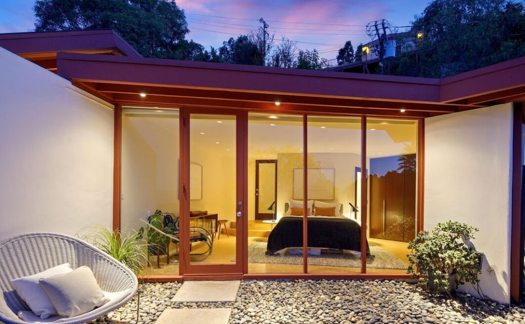Hollywood Hills The Bergren Residence by John Lautner Hollywood Hills The Bergren Residence by John Lautner Hollywood Hills The Bergren Residence by John Lautner Floor-to-ceiling glass windows flood the space with an abundant supply of natural light.