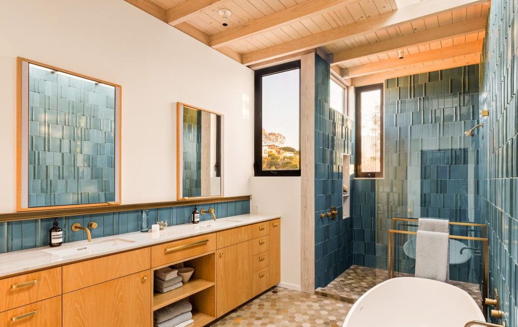 There are three bedrooms, including the luxurious main suite on the upper level facing the gardens with a partial view of the Pacific Ocean close by.