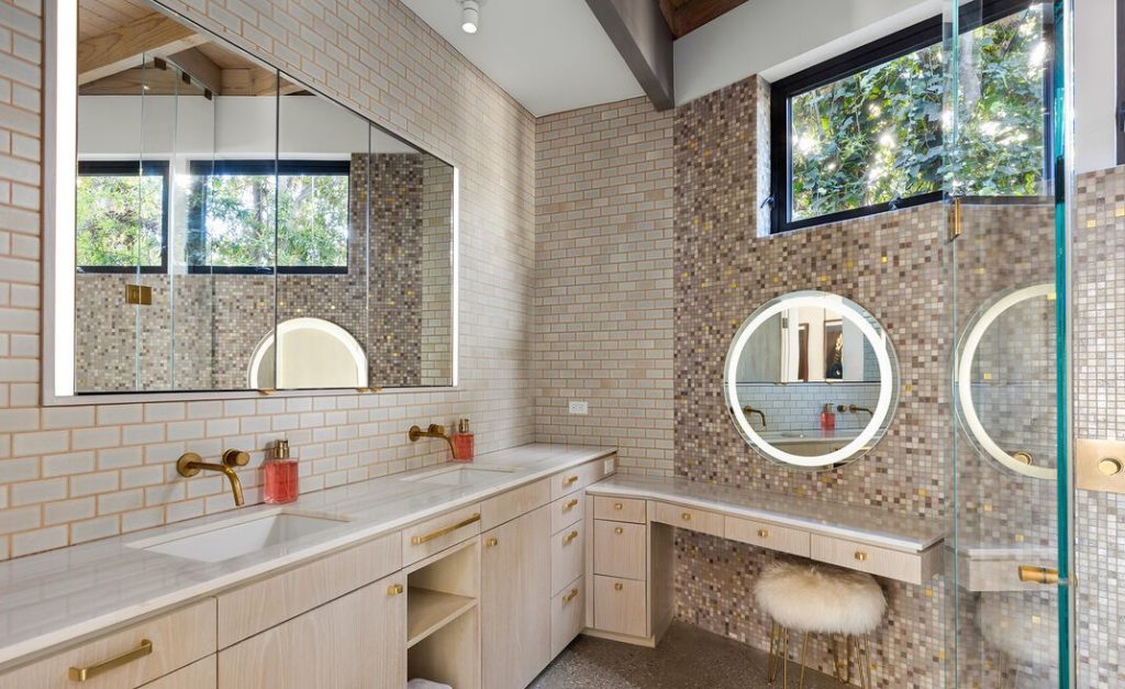 There are three bedrooms, including the luxurious main suite on the upper level facing the gardens with a partial view of the Pacific Ocean close by.