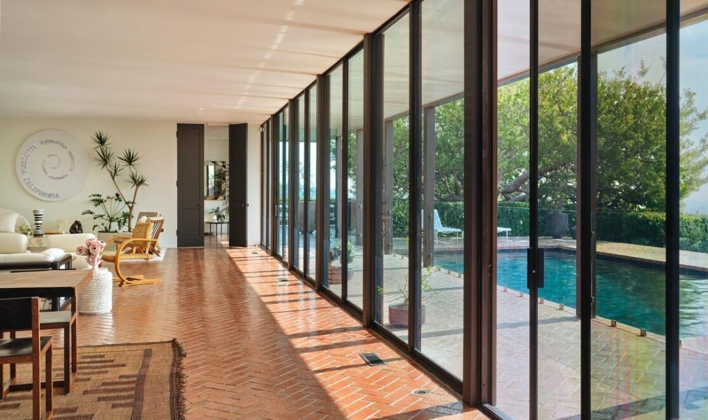 Walls of glass draw in natural daylight and striking views.