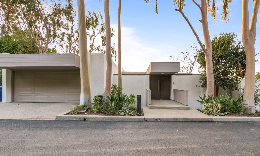 Timeless architecture meets modern design. The Buff and Hensman FAIA "Everts House" has undergone a respectful renovation by owners who wanted to acknowledge the original architectural integrity while upgrading amenities and features for proper use today.