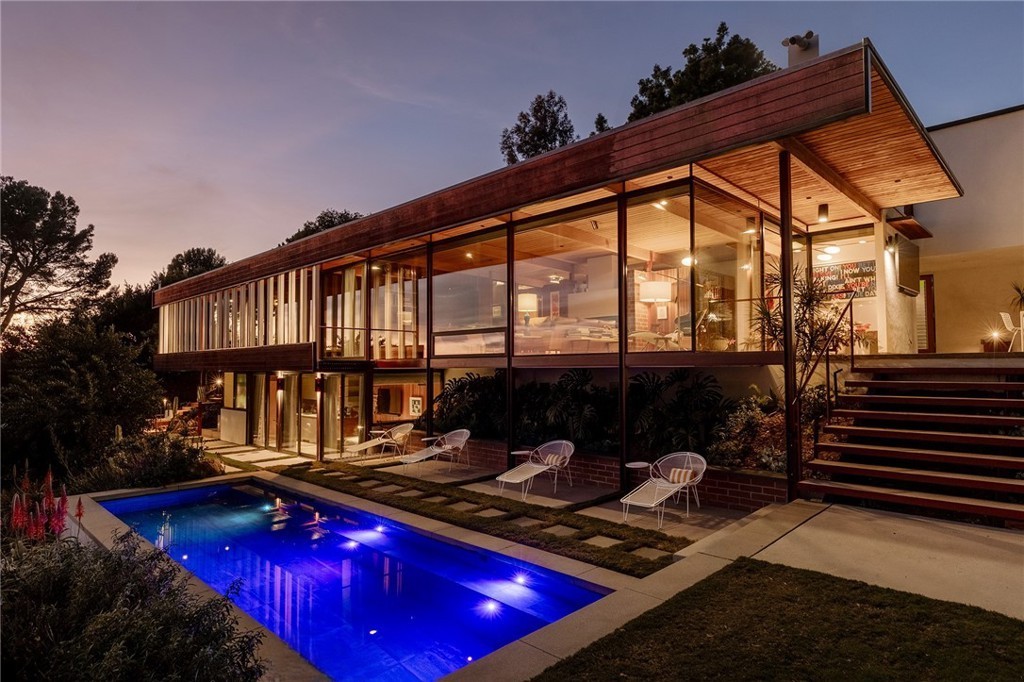 CRESTWOOD HILLS CRAIG ELLWOOD BRYON LAMAR JOHNSON HOUSE Crestwood Hills Craig Ellwood Bryon Lamar Johnson House 1515 N TIGERTAIL, LOS ANGELES | $6,295,000 | 3 BD | 2.5 BA What does it take to make it to the top? We’ll the buyer for 1515 N Tigertail ought to know. At the very top of the street lies a true mid-century modern landmark by Case Study architect Craig Ellwood. The Bryon Lamar Johnson House, circa 1953. This home is a published steel-and-glass residence and the third of Ellwood’s recorded hillside homes.