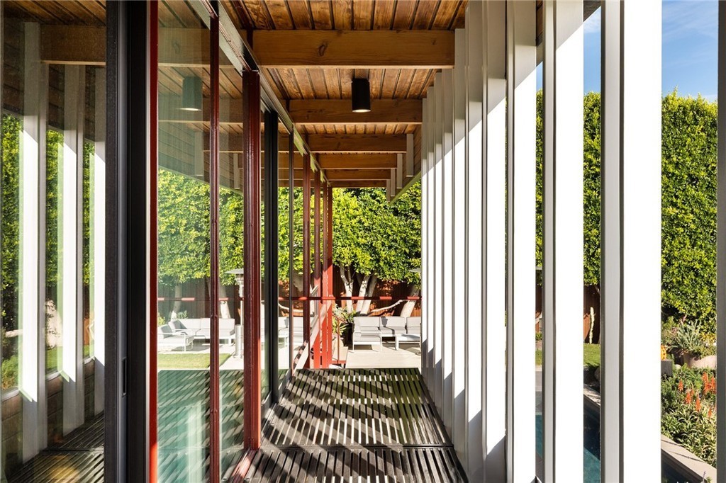 CRESTWOOD HILLS CRAIG ELLWOOD BRYON LAMAR JOHNSON HOUSE Crestwood Hills Craig Ellwood Bryon Lamar Johnson House 1515 N TIGERTAIL, LOS ANGELES | $6,295,000 | 3 BD | 2.5 BA What does it take to make it to the top? We’ll the buyer for 1515 N Tigertail ought to know. At the very top of the street lies a true mid-century modern landmark by Case Study architect Craig Ellwood. The Bryon Lamar Johnson House, circa 1953. This home is a published steel-and-glass residence and the third of Ellwood’s recorded hillside homes.