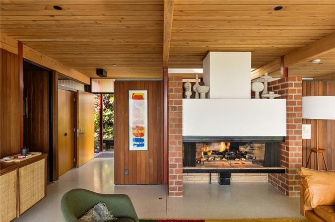 CRESTWOOD HILLS CRAIG ELLWOOD BRYON LAMAR JOHNSON HOUSE Crestwood Hills Craig Ellwood Bryon Lamar Johnson House 1515 N TIGERTAIL, LOS ANGELES | $6,295,000 | 3 BD | 2.5 BA What does it take to make it to the top? We’ll the buyer for 1515 N Tigertail ought to know. At the very top of the street lies a true mid-century modern landmark by Case Study architect Craig Ellwood. The Bryon Lamar Johnson House, circa 1953. This home is a published steel-and-glass residence and the third of Ellwood’s recorded hillside homes.