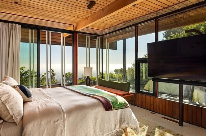 CRESTWOOD HILLS CRAIG ELLWOOD BRYON LAMAR JOHNSON HOUSE Crestwood Hills Craig Ellwood Bryon Lamar Johnson House 1515 N TIGERTAIL, LOS ANGELES | $6,295,000 | 3 BD | 2.5 BA What does it take to make it to the top? We’ll the buyer for 1515 N Tigertail ought to know. At the very top of the street lies a true mid-century modern landmark by Case Study architect Craig Ellwood. The Bryon Lamar Johnson House, circa 1953. This home is a published steel-and-glass residence and the third of Ellwood’s recorded hillside homes.