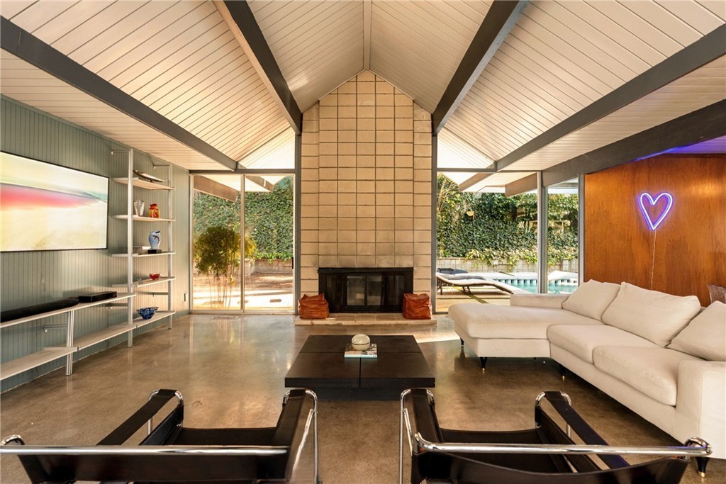 Joseph Eichlar had the vision of hiring A. Quincy Jones to design houses for his development projects. The future legendary architect would design homes evoking the feeling of atmosphere rather than mere ornament. Shaped around the central atrium, this mid-century modern home in Granda Hills moves effortlessly with light air and space.