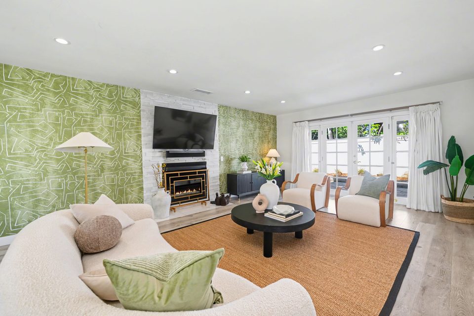 Woodland Hills Stylish Modern Home