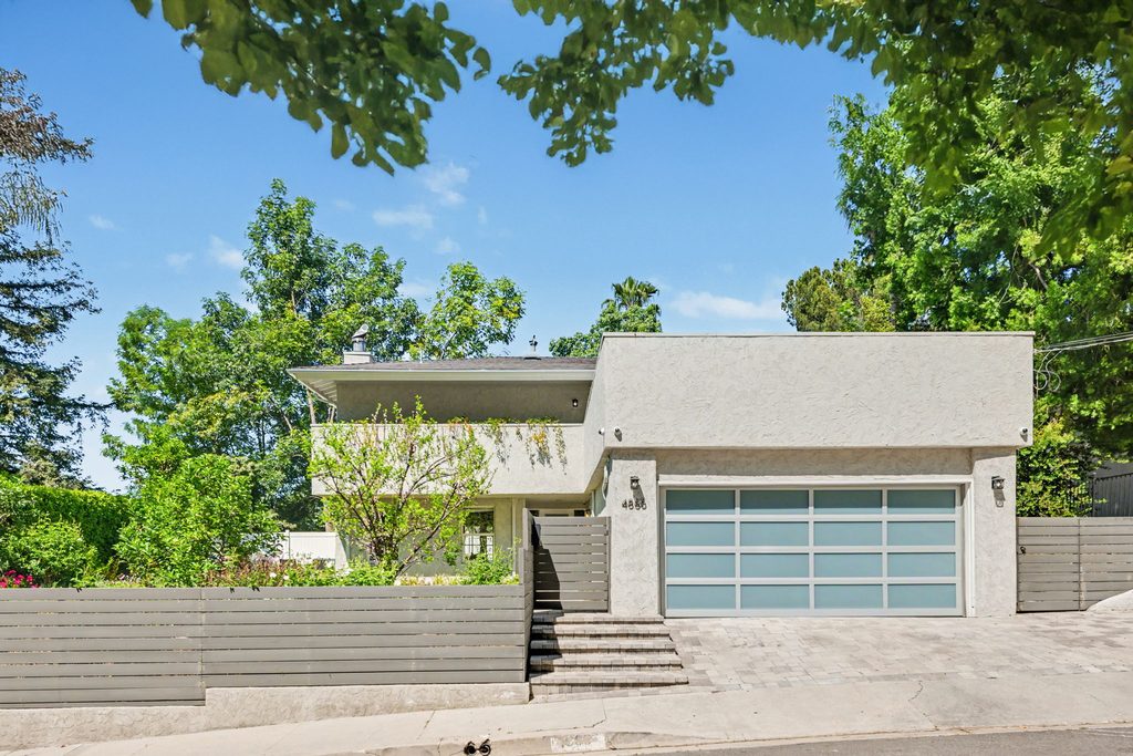 Woodland Hills Stylish Modern Home