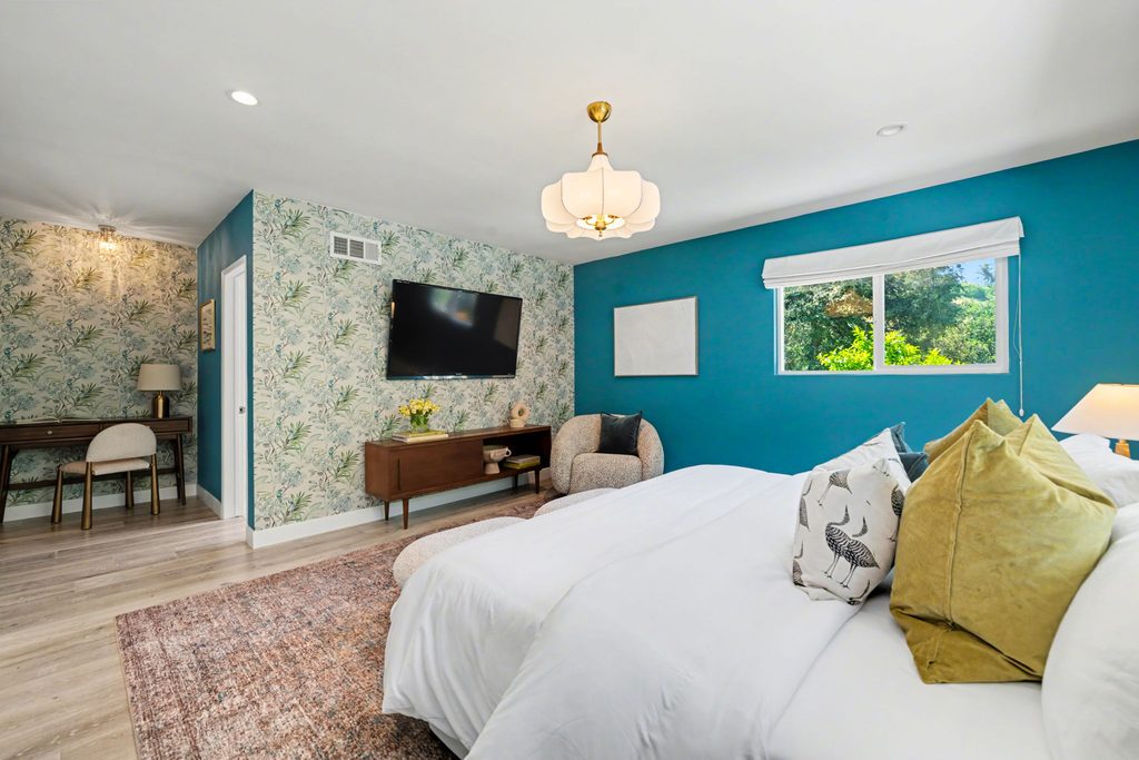 Woodland Hills Stylish Modern Home